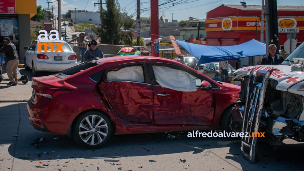 Conductor choca con una ambulancia en el sobrerruedas