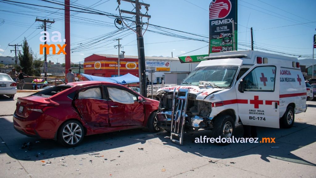 Conductor choca con una ambulancia en el sobrerruedas