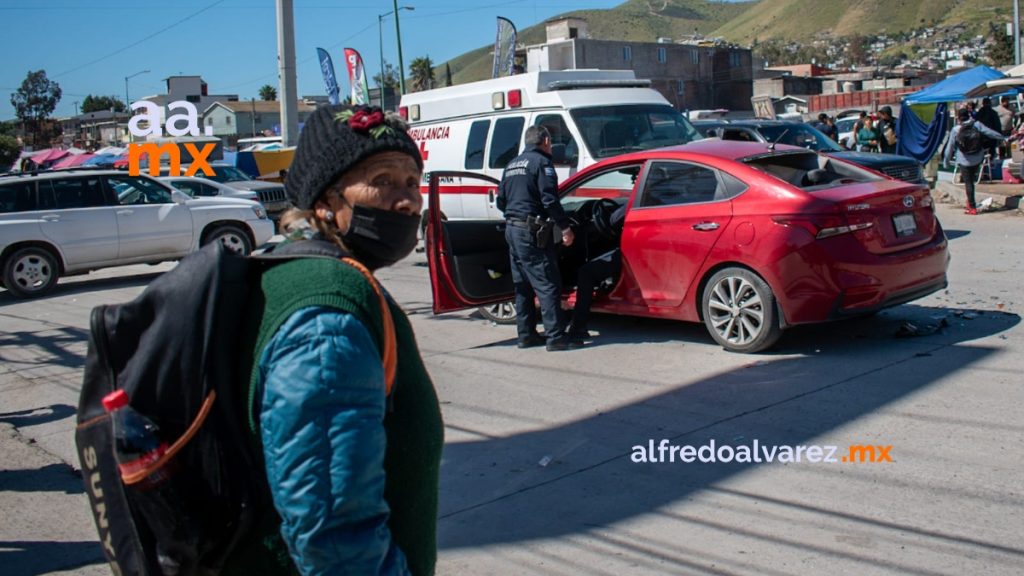 Conductor choca con una ambulancia en el sobrerruedas
