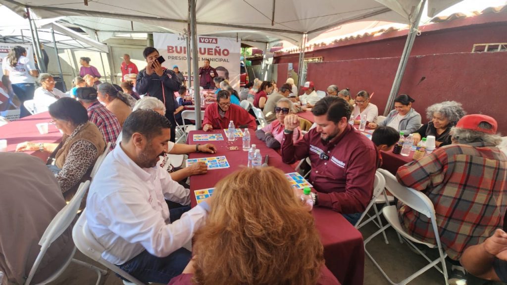 Ismael Burgueño escucha a comerciantes del Mercado Hidalgo