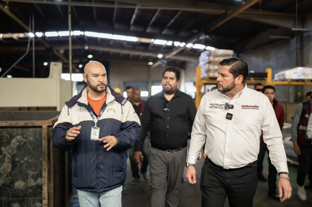 Ismael Burgueño visita empresa maquiladora