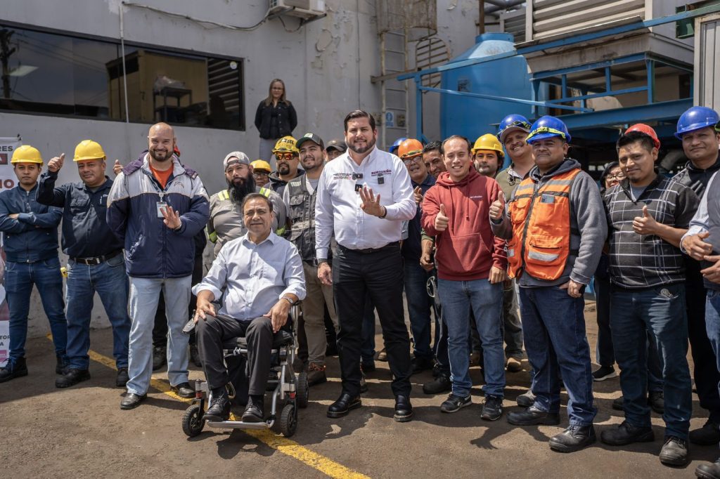 Ismael Burgueño visita empresa maquiladora