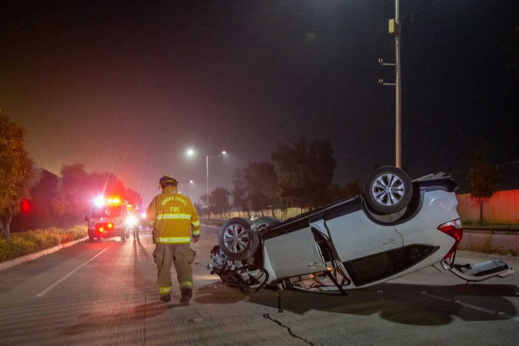 Camioneta vuelca tras chocar en la avenida Aeropuerto