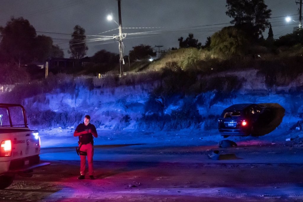 Hombre es atacado a balazos mientras conducía