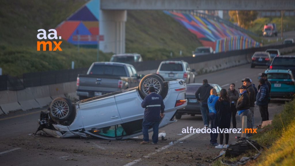 Caballos provocan carambola en la carretera Escénica Tijuana - Ensenada