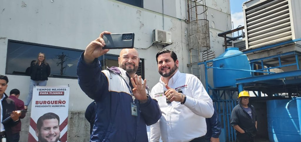 Ismael Burgueño visita empresa maquiladora