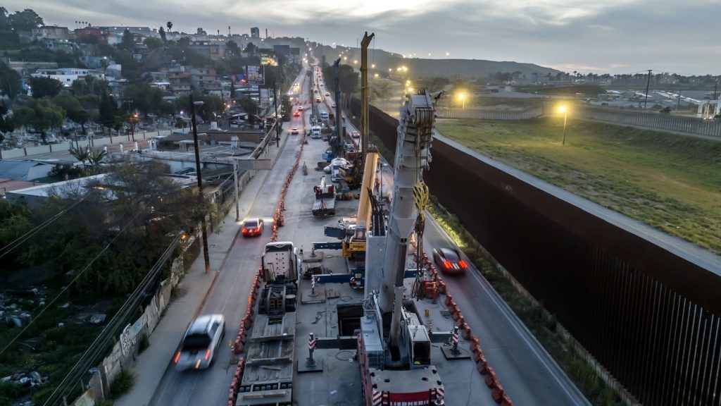 Colocan la primera columna del Viaducto Elevado de Tijuana Colocan la primera columna del Viaducto Elevado de Tijuana