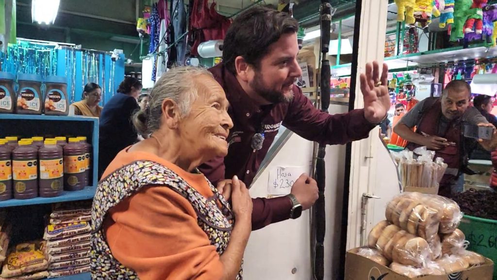 Ismael Burgueño escucha a comerciantes del Mercado Hidalgo