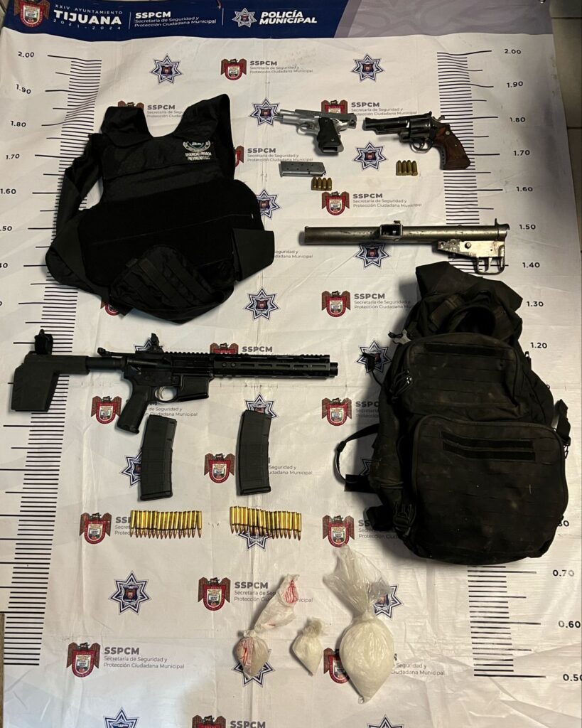 Policía detiene a cuatro y decomisa armas y drogas Policía detiene a cuatro y decomisa armas y drogas