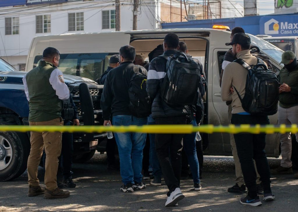 Capturan a dos personas que transportaban 36 migrantes en una Calafia