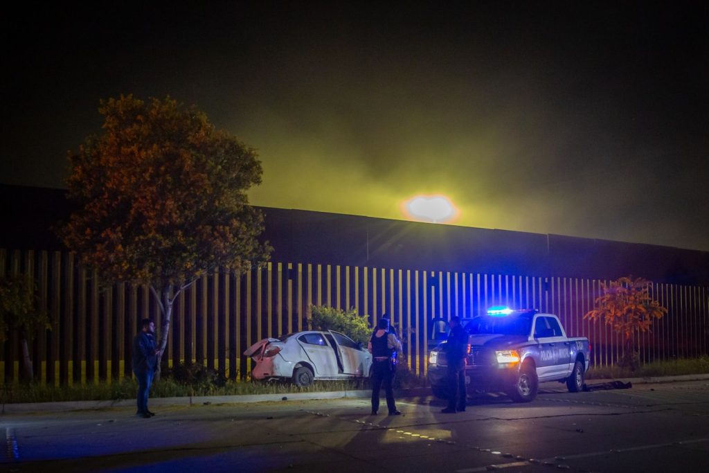 Camioneta vuelca tras chocar en la avenida Aeropuerto
