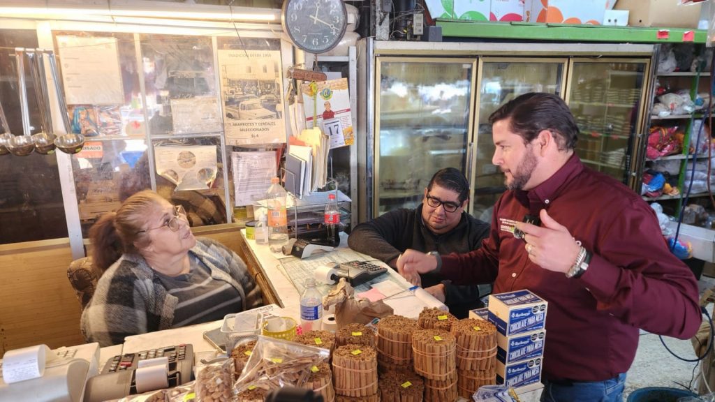 Ismael Burgueño escucha a comerciantes del Mercado Hidalgo