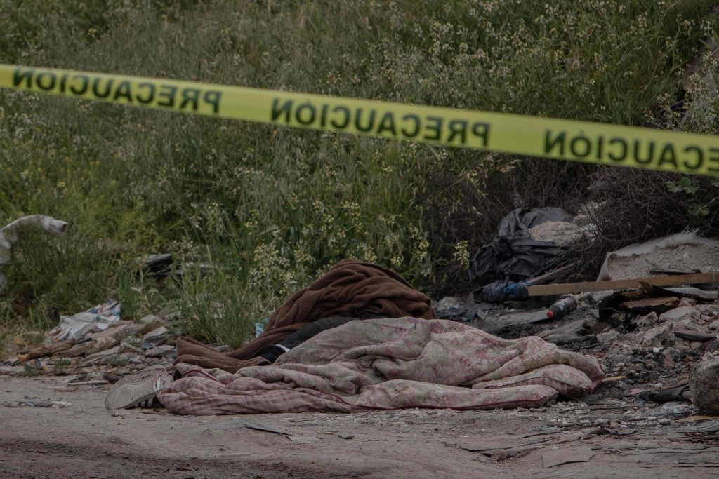 Abandonan otro cuerpo encobijado en lote baldío
