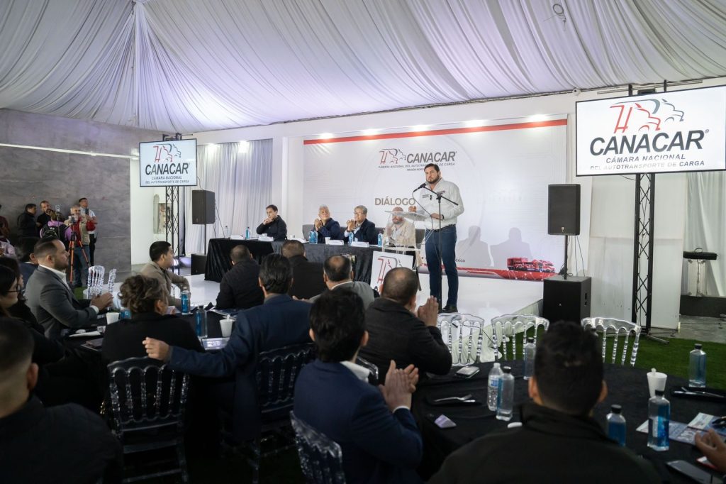 Ismael Burgueño promete certeza y seguridad al sector de autotransporte de carga