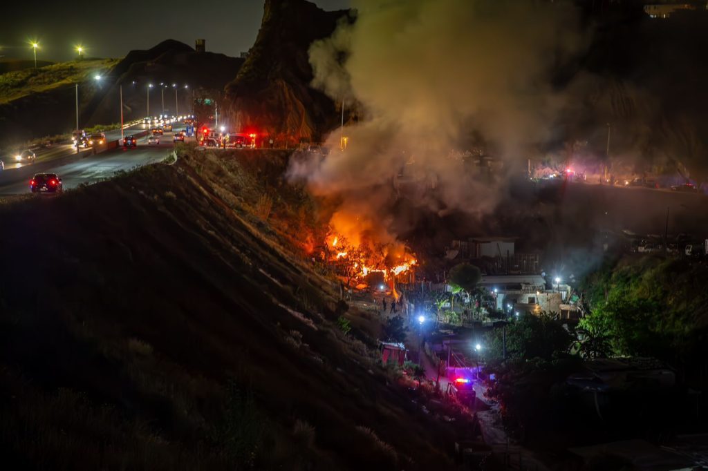 Incendio consume una casa de madera en la colonia Los Laureles