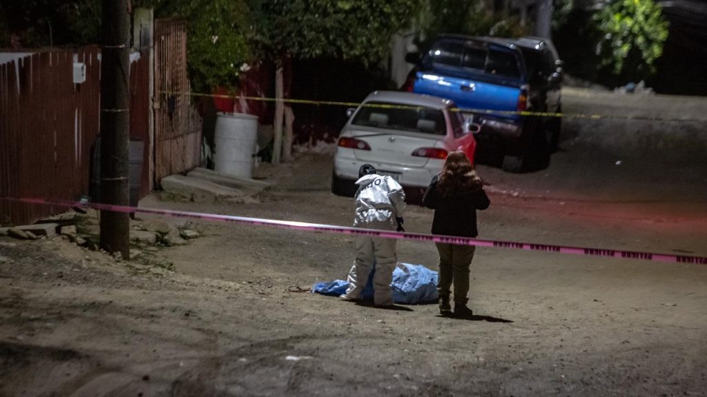 Tiran cadáver con tiro de gracia frente a una casa Tiran cadáver con tiro de gracia frente a una casa