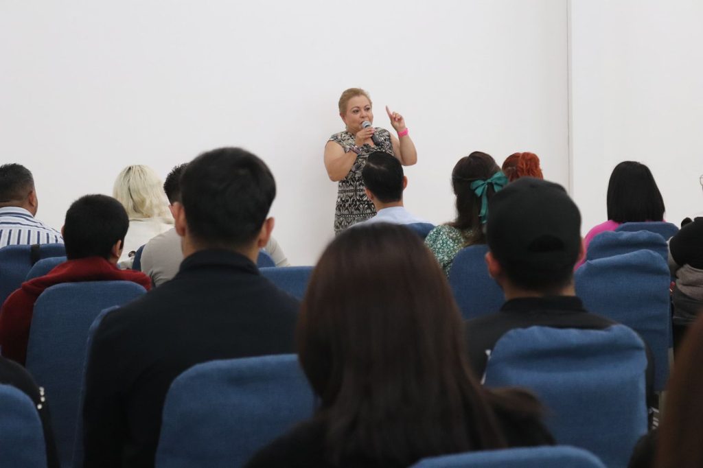Maricarmeeenn Flores pidió a universitarios hacer conciencia al emitir su voto