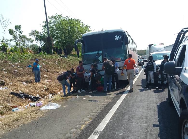 Auxilian a 407 migrantes abandonados en tres autobuses en Veracruz