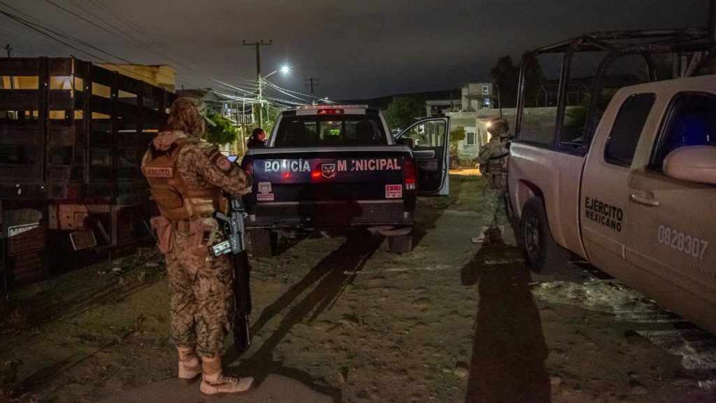 Tiran cadáver con tiro de gracia frente a una casa Tiran cadáver con tiro de gracia frente a una casa