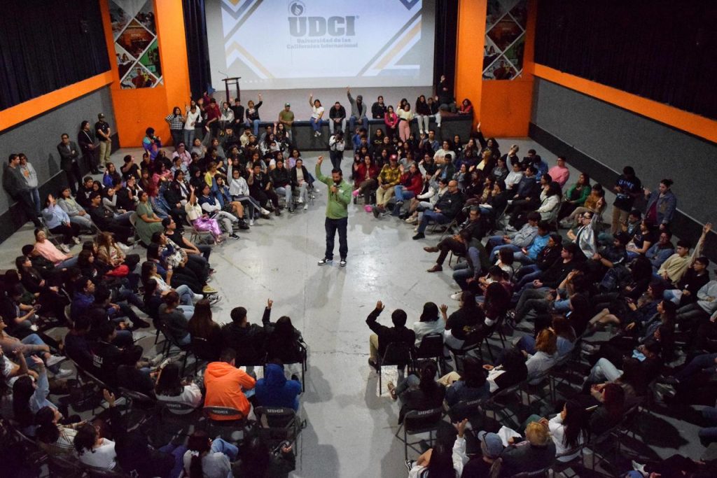 Juan Carlos Hank Krauss participa en mesa de diálogo con estudiantes