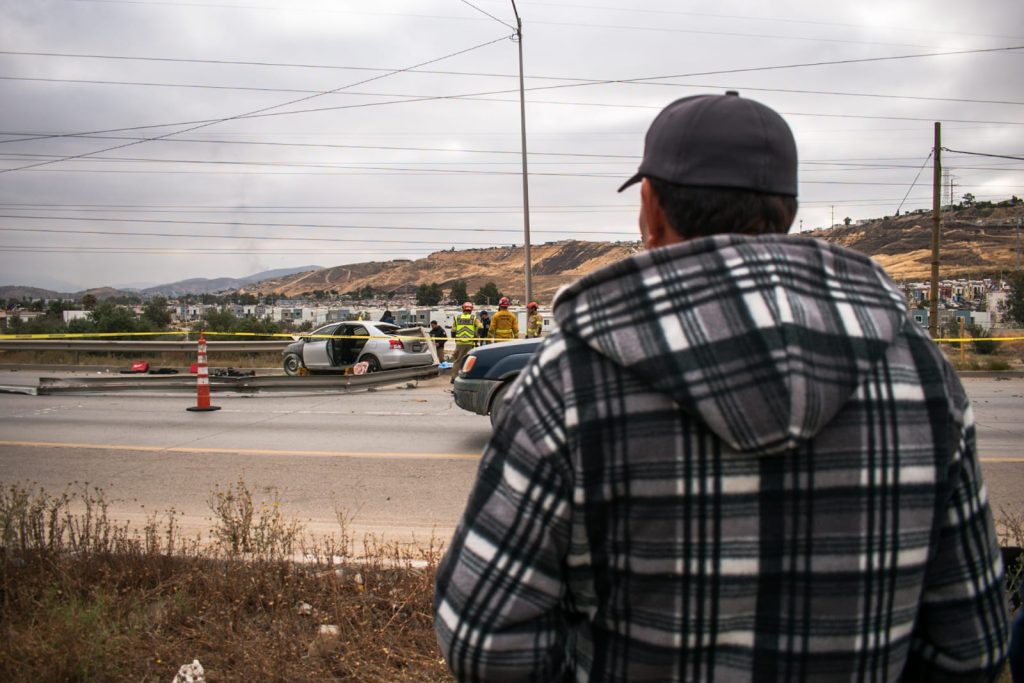Joven muere decapitada tras choque con muro de contención