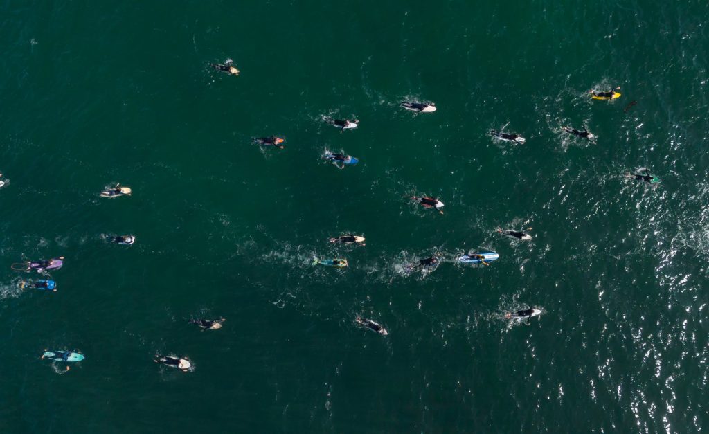 Surfistas rinden homenaje a extranjeros asesinados en Ensenada