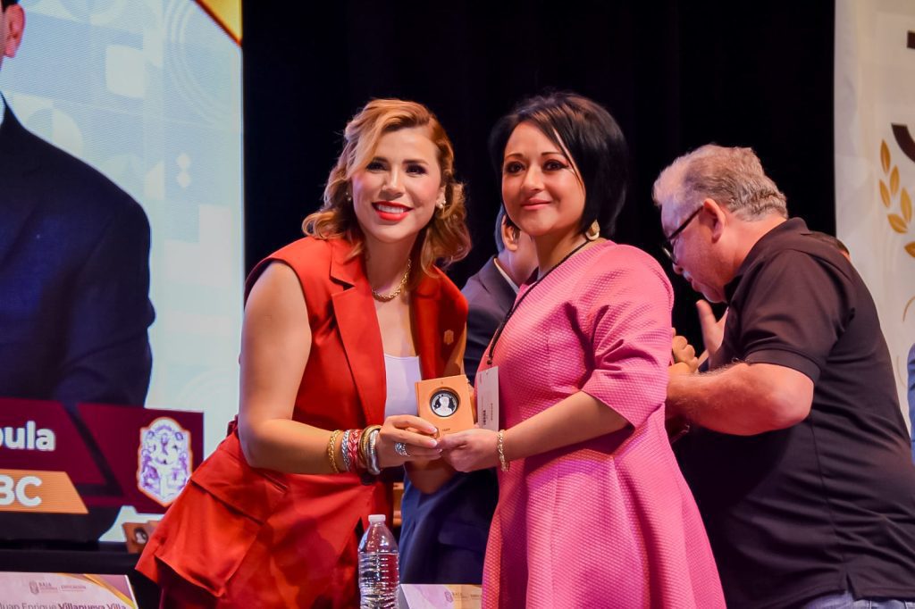 Gobernadora Marina del Pilar salda deuda histórica con magisterio de BC