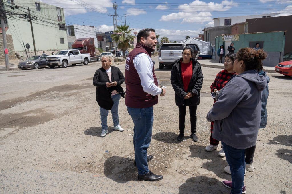 Ismael Burgueño promete rehabilitación de vialidades en calles y colonias