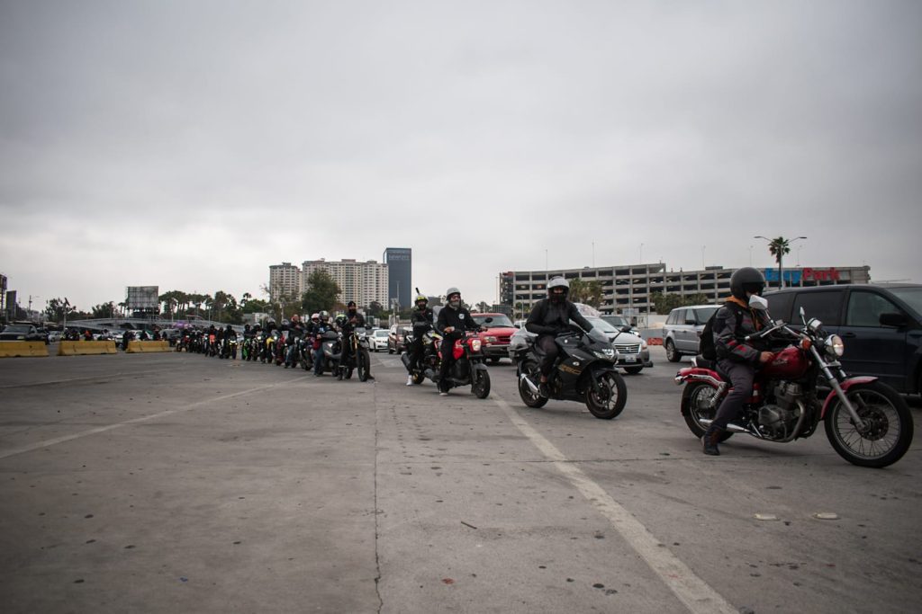 Motociclistas hacen larga fila para cruzar por la garita de San Ysidro