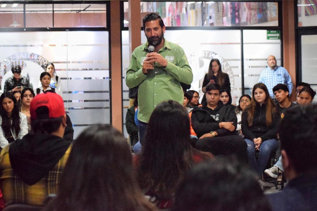 Juan Carlos Hank Krauss participa en mesa de diálogo con estudiantes