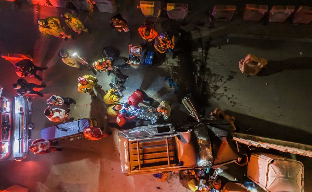 Conductor choca con muro de contención en la avenida Internacional