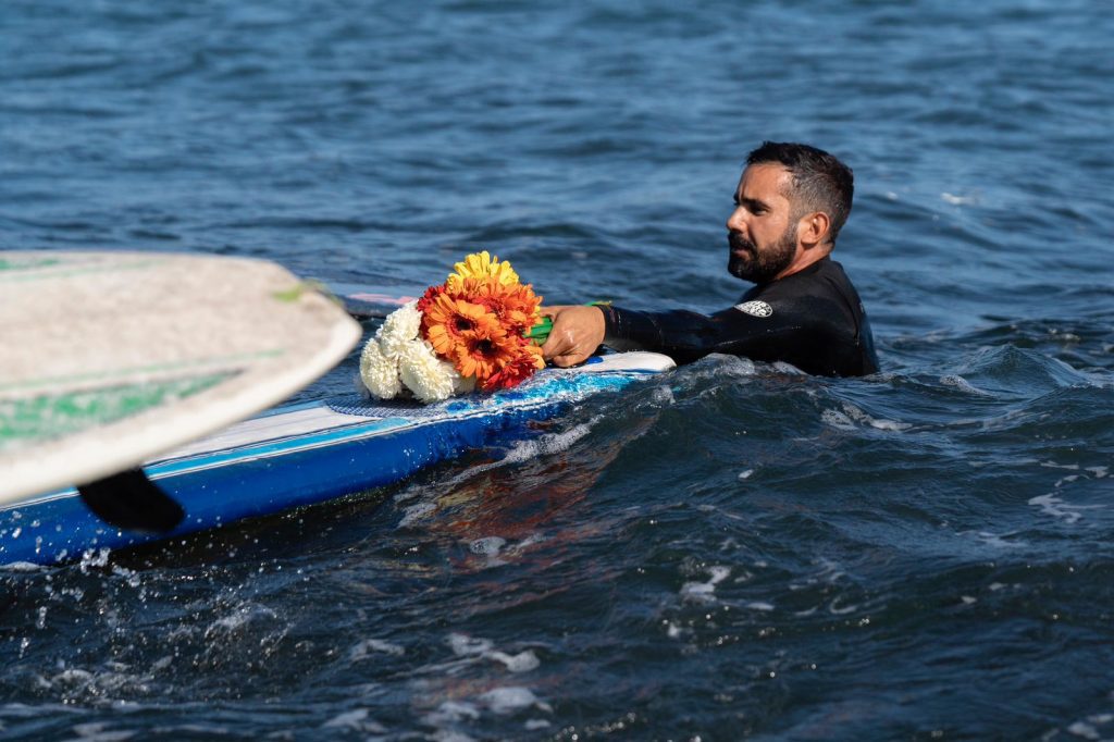 Surfistas rinden homenaje a extranjeros asesinados en Ensenada