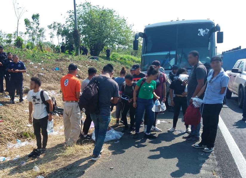 Auxilian a 407 migrantes abandonados en tres autobuses en Veracruz