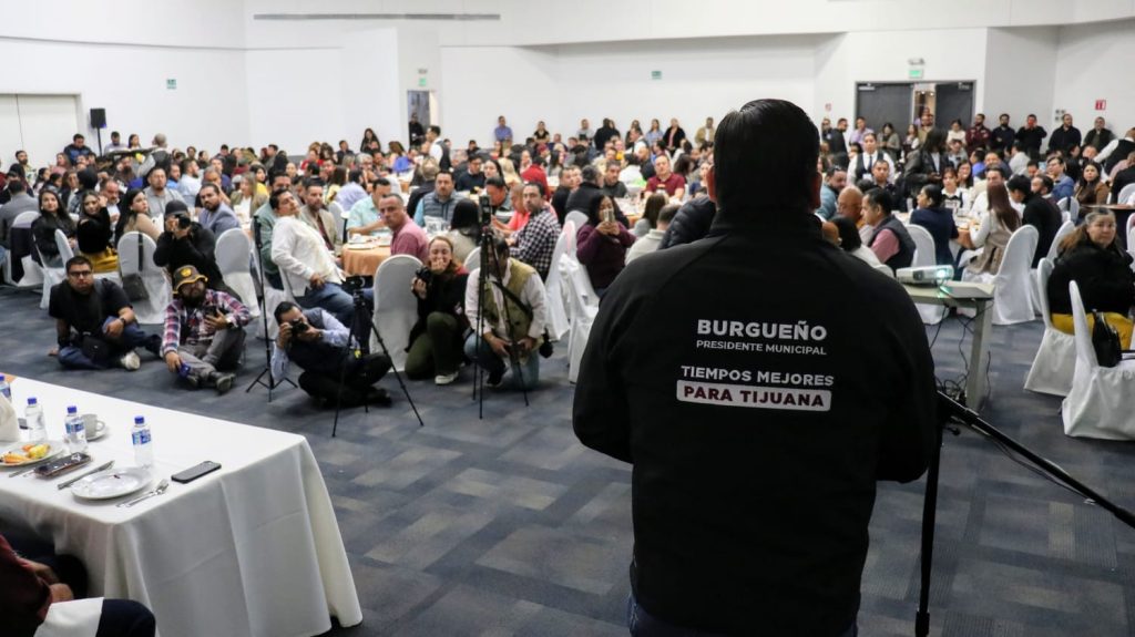 Ismael Burgueño reconoce la gran labor y compromiso por la educación de las y los docentes