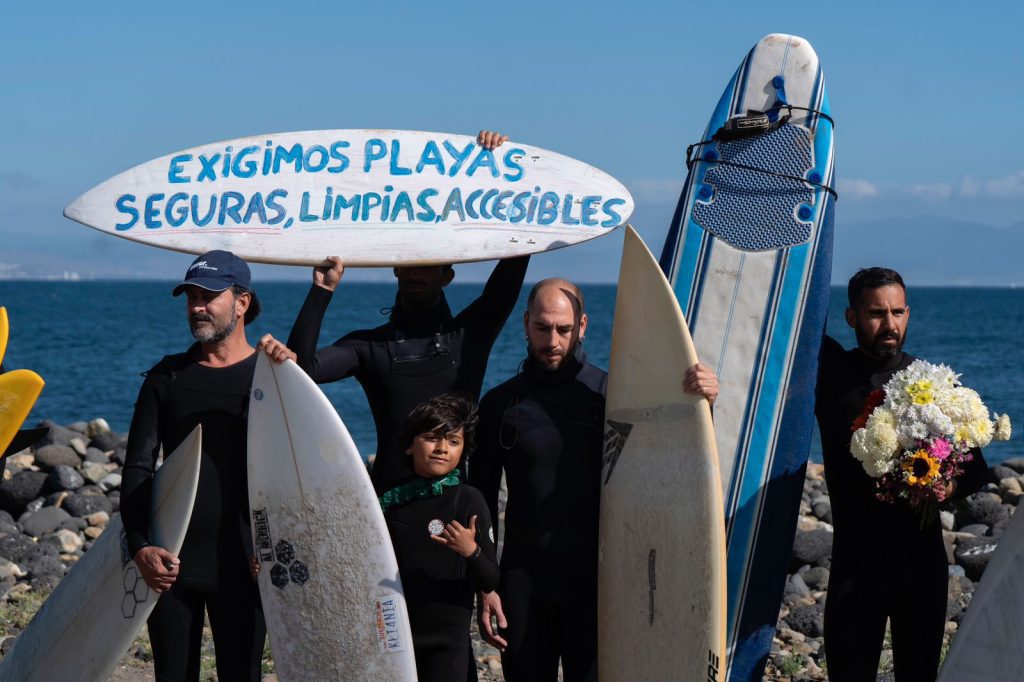 Surfistas rinden homenaje a extranjeros asesinados en Ensenada
