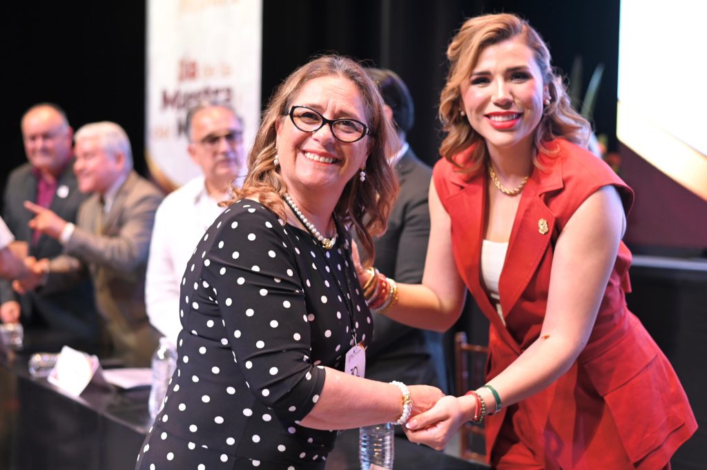 Gobernadora Marina del Pilar salda deuda histórica con magisterio de BC