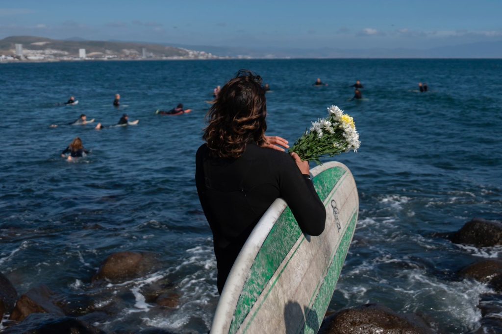 Surfistas rinden homenaje a extranjeros asesinados en Ensenada