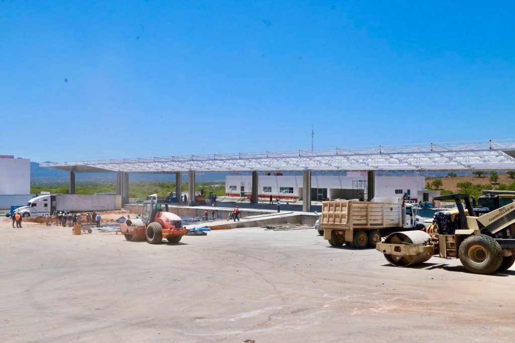 Gobernador supervisa avances en modernización de aduana en Nogales