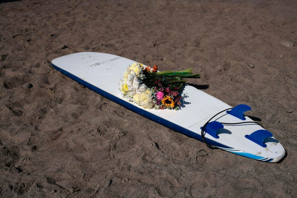 Surfistas rinden homenaje a extranjeros asesinados en Ensenada