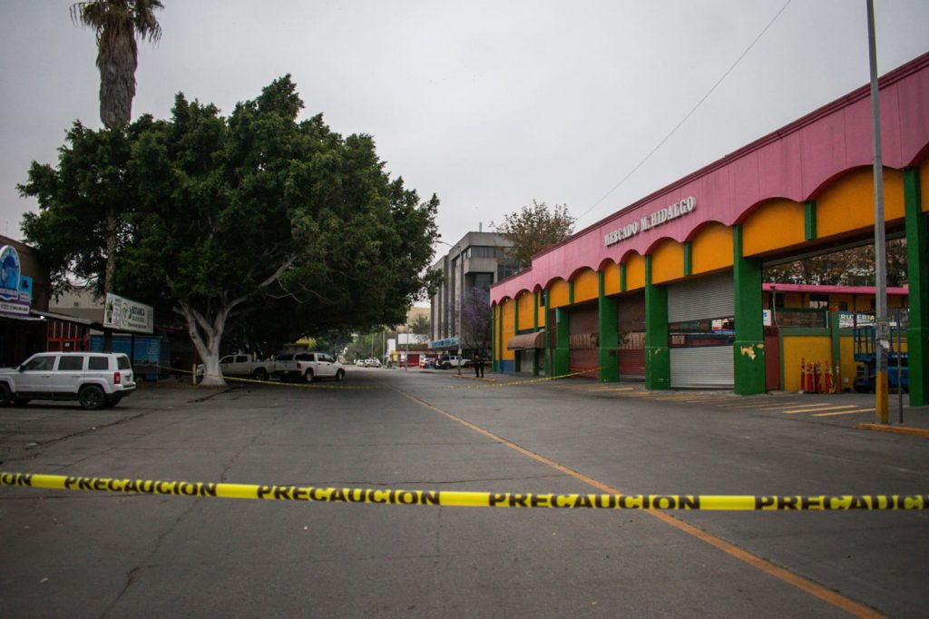 Dejan cabeza cercenada enfrente del Mercado Hidalgo