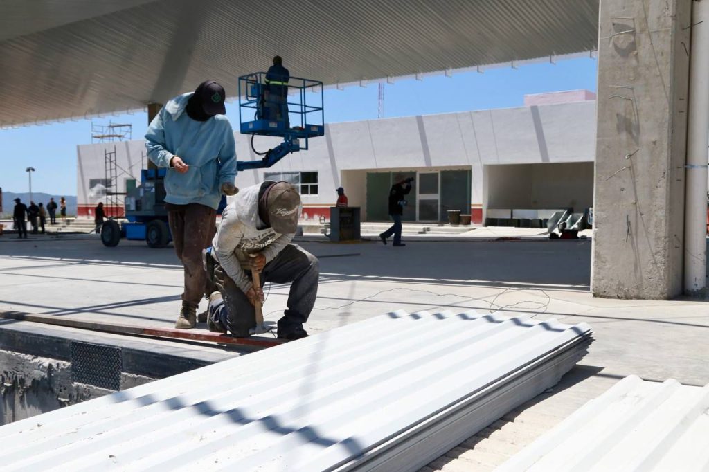 Gobernador supervisa avances en modernización de aduana en Nogales