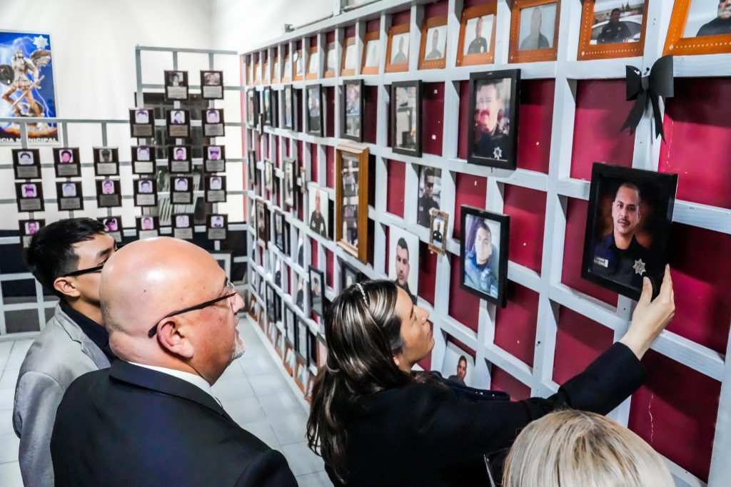 Alcaldesa reconoce a policías honestos que fueron asesinados en cumplimiento de su deber Alcaldesa reconoce a policías honestos que fueron asesinados en cumplimiento de su deber