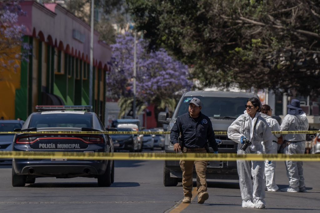 Atacan a Policía tras tomar un taxi; el chofer resulta lesionado