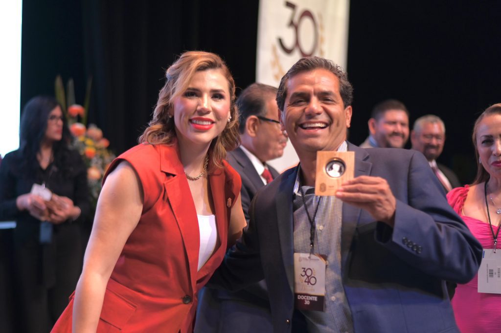 Gobernadora Marina del Pilar salda deuda histórica con magisterio de BC