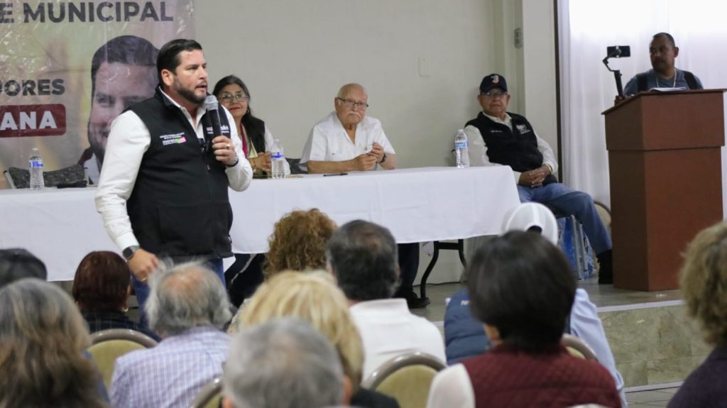 Ismael Burgueño sostiene encuentro con maestros jubilados