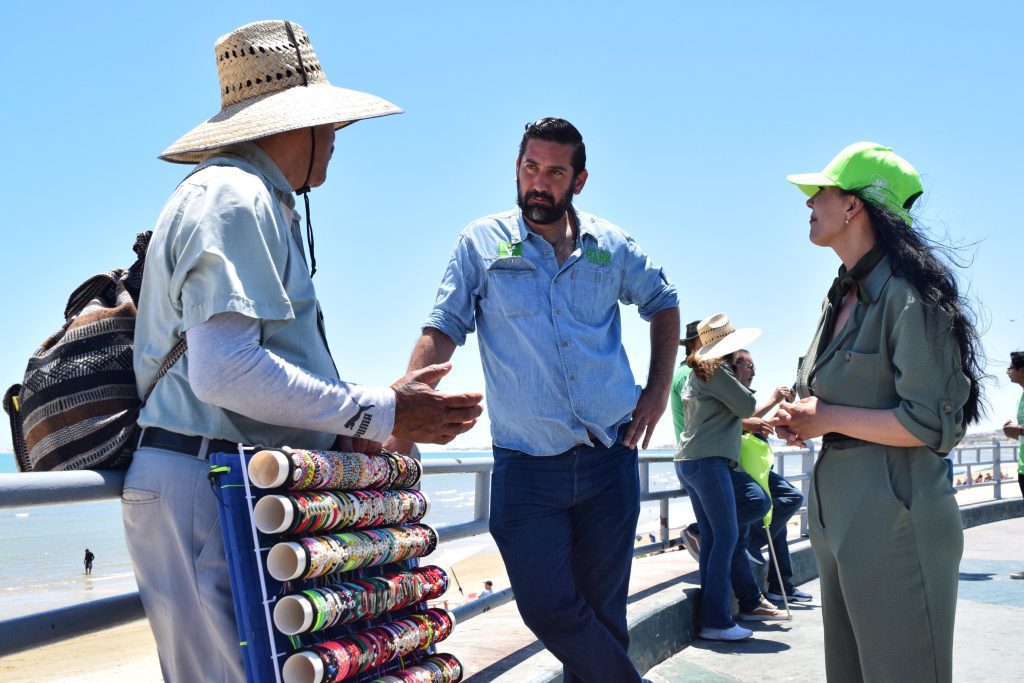 Habitantes de San Felipe recorren el puerto junto a Juan Carlos Hank