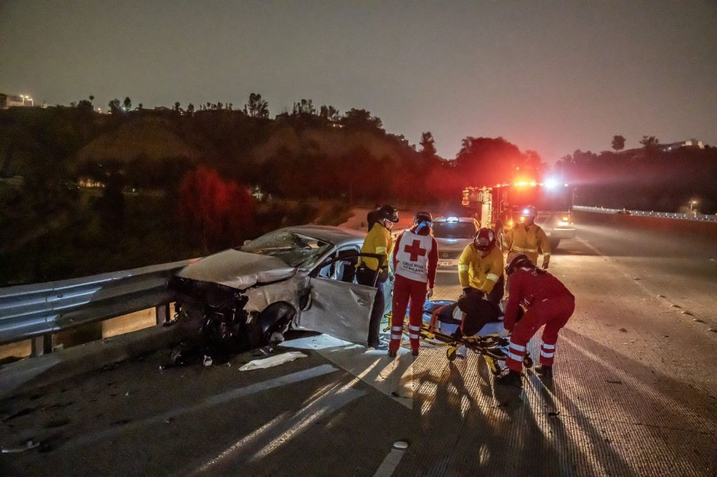 Hombre en estado de ebriedad choca con un taxista