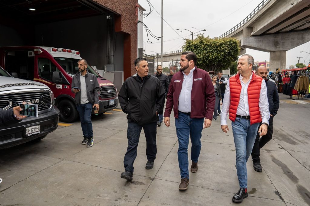 Ismael Burgueño sostiene encuentro con personal de Bomberos