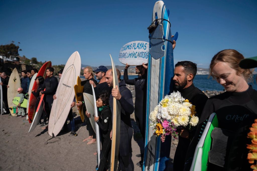 Surfistas rinden homenaje a extranjeros asesinados en Ensenada