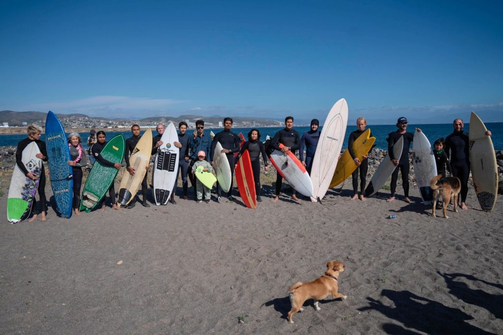 Surfistas rinden homenaje a extranjeros asesinados en Ensenada